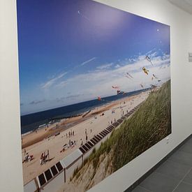 Klantfoto: Vliegerfestival 150 jaar Badhotel Domburg van Daniël Steenbergen, als naadloos behang