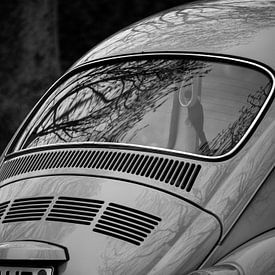 Tijdloze Schoonheid: Een Gedetailleerde Blik op de Achterkant van de Oude Volkswagen Kever van Robin Jongerden