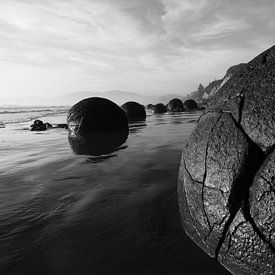 Extra-terrestrial boulders in Moeraki, New Zealand sur J V