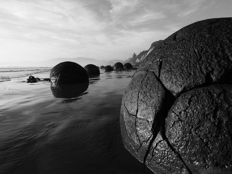 Buitenaardse &quot;boulders&quot; in Moeraki, Nieuw-Zeeland van J V