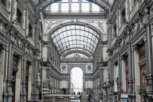 Interieur van de Galerij Umberto I in Napels, Italië