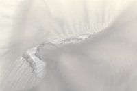 Weißes Gefüge – Struktur und Licht im Spiel