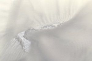 Weißes Gefüge – Struktur und Licht im Spiel