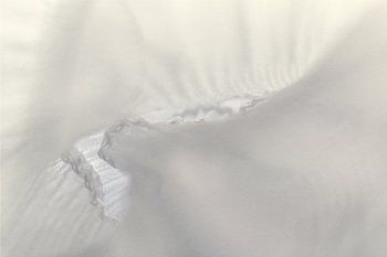 Weißes Gefüge – Struktur und Licht im Spiel