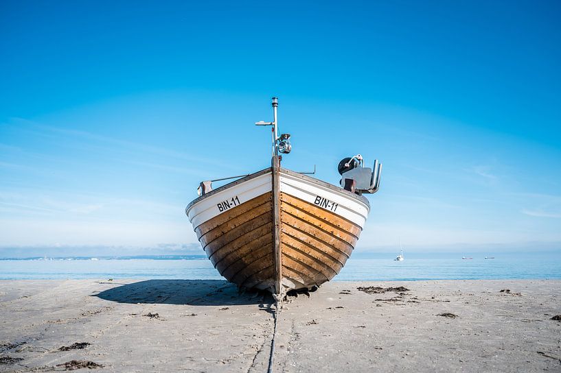 Vissersboot aan het Oostzeestrand in het Oostzeebadplaatsje Binz op het eiland Rügen van Mirko Boy