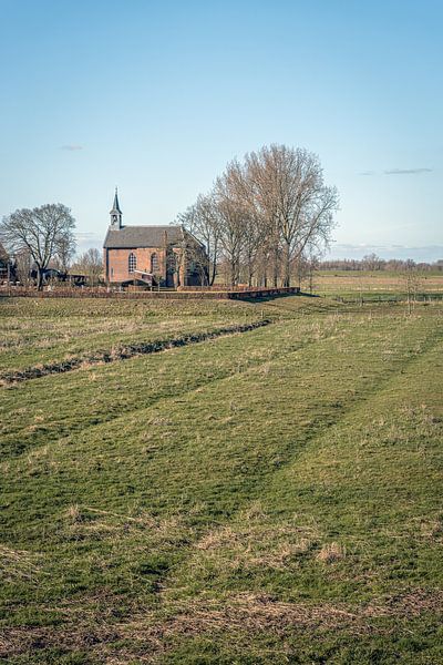Protestantische Kirche auf einer Anhöhe im niederländischen Gießen von Ruud Morijn