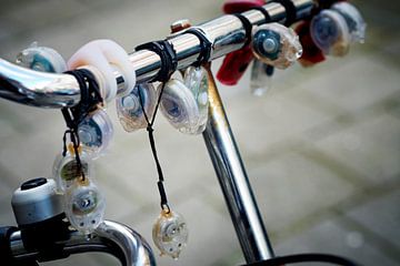 Fietsverlichting aan stuur van fiets van Sjoerd van der Hucht