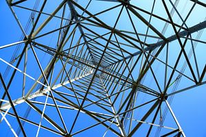 Hochspannungsmasten mit Stromleitungen
