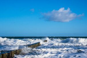 Groynes on shore of the Baltic Sea on a stormy day sur Rico Ködder