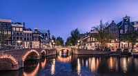 De hoofdstad van Nederland Amsterdam tijdens het blauwe uur bij de grachten