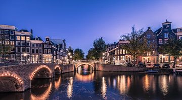 De hoofdstad van Nederland Amsterdam tijdens het blauwe uur bij de grachten van Steven World Traveller