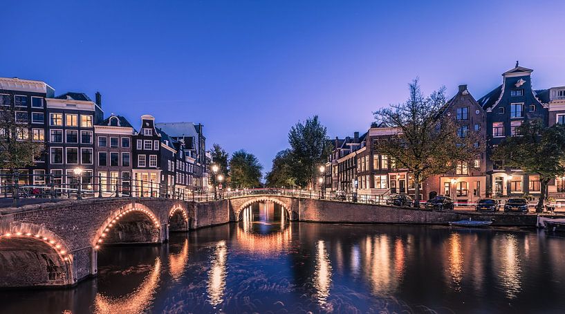 La capitale des Pays-Bas Amsterdam pendant l'heure bleue sur les canaux par Steven World Traveller