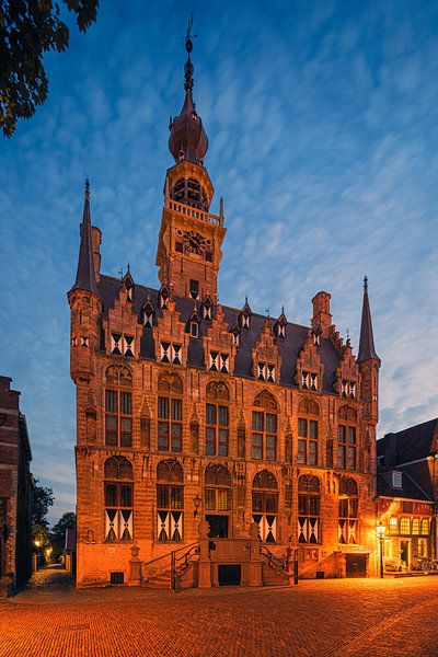 Blaue Stunde im Rathaus von Veere, Zeeland von Henk Meijer Photography
