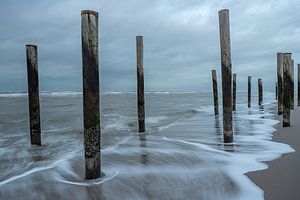 Poles in the sea by Albert Mendelewski