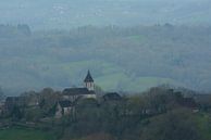 Kerktoren. Lostanges, la Corrèze, Frankrijk. van Berend thumbnail