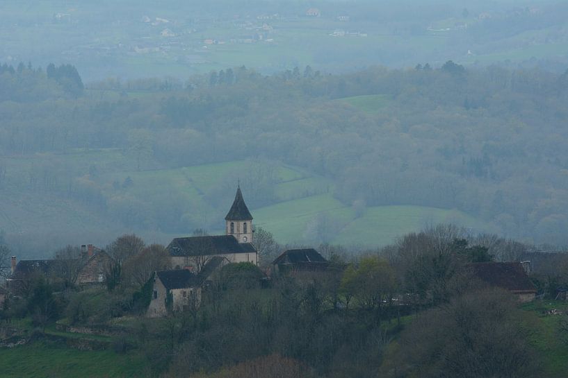 Kerktoren. Lostanges, la Corrèze, Frankrijk. van Berend