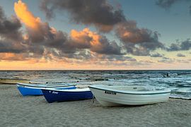 Vissersboten op het strand van Bansin bij zonsondergang