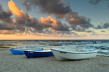 Vissersboten op het strand van Bansin bij zonsondergang van Markus Lange