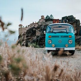 Volkswagen busje bij de kloosters van Meteora in Griekenland | Reisfotografie van Milene van Arendonk
