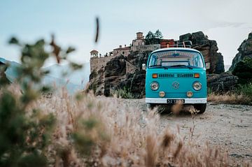 Fourgon Volkswagen aux monastères de Meteora en Grèce | Photographie de voyage sur Milene van Arendonk