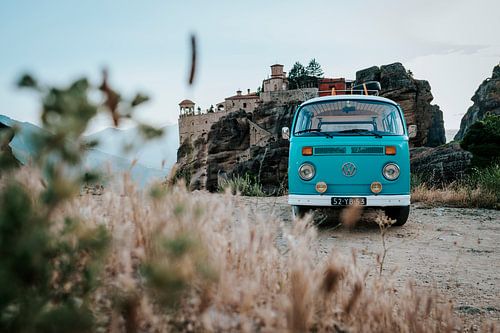 Volkswagen busje bij de kloosters van Meteora in Griekenland | Reisfotografie