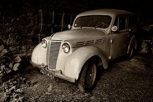 Old Renault Dauphinoise by Halma Fotografie