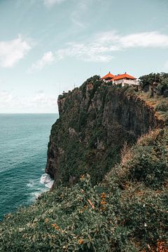 Türkisblauer Ozean am Uluwatu-Tempel von Troy Wegman