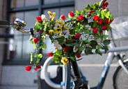 Stuur van een fiets vrolijk versierd met bloemen van Henk Vrieselaar thumbnail