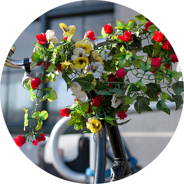 Stuur van een fiets vrolijk versierd met bloemen van Henk Vrieselaar