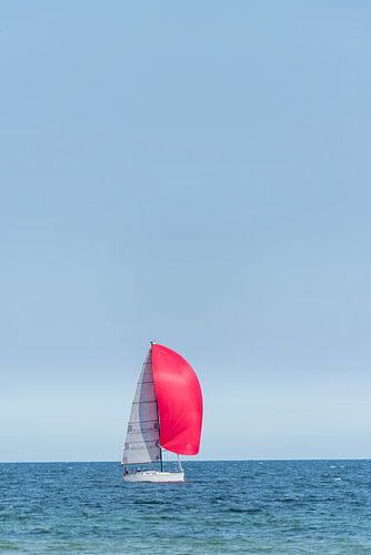 Voilier sur la mer Baltique près d'Eckernförde, Allemagne