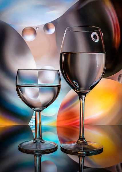 Abstraktes Foto mit Gläsern und einer Weinflasche vor einem farbigen Hintergrund von Jolanda Aalbers