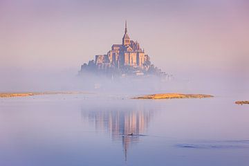 Mistige ochtend bij Mont Saint Michel, Frankrijk