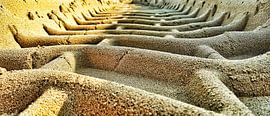 Tractor spoor in het zand op het strand. von Mariska Brouwenstijn