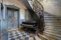 De verlaten piano en de trap