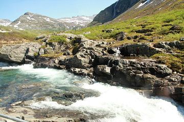 Waterval bij Valldal hoogvlakte Noorwegen van Jan Roodzand