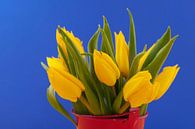 Blumenstrauss aus gelben Tulpen vor blauem Hintergrund von Ivonne Wierink Miniaturansicht