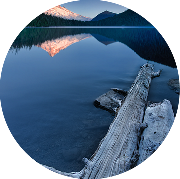 De stralende berg Mount Hood in Oregon USA bij Mirror Lake. van Voss Fine Art Fotografie