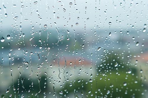 Regendruppels op glas - Mystieke stadslichten