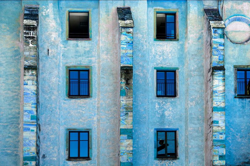Blaue Version eines schönen Gebäudes in Wissembourg von Hanneke Luit