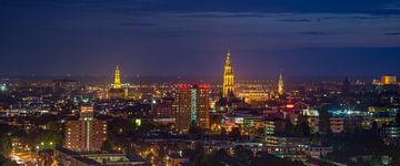 Die Stadt Groningen während der blauen Stunde