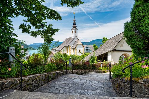 Gezicht op de kerken van Maria Woerth aan de Woerthersee in Oostenrijk.