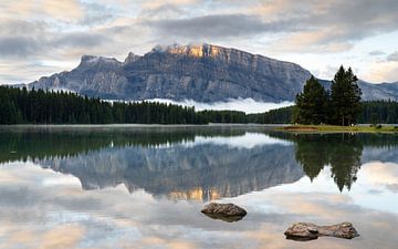 Two Jack Lake, Banff National Park, Alberta, Canada van Alexander Ludwig