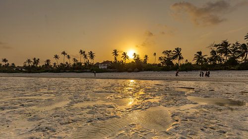 Zonsondergang op het strand van Matemwe