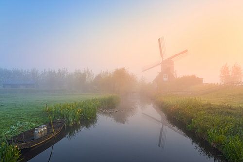 Paysage de polder néerlandais lors d'un lever de soleil brumeux