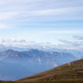 parapentes dans les montagnes d'Italie sur A.Westveer