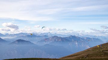 paragliders in de bergen van Italië van A.Westveer