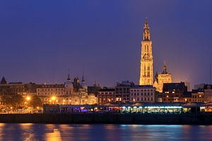 Antwerpen Schelde stadsgezicht in de avond sur Dennis van de Water