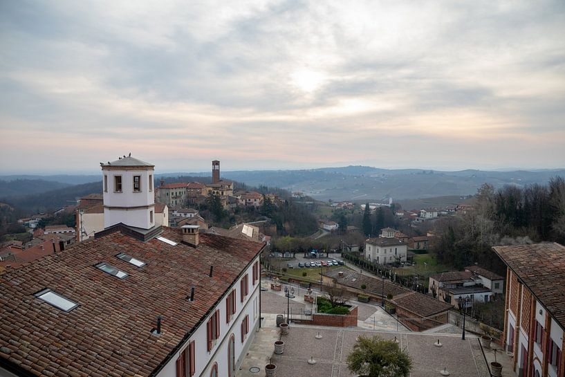 Vue de Mombuarazzo et des collines Piémont, Italie par Joost Adriaanse
