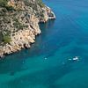 Boote, Klippen und das türkisblaue Mittelmeer in Spanien von Adriana Mueller