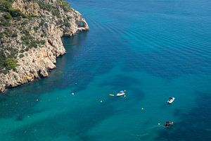 Boote, Klippen und das türkisblaue Mittelmeer in Spanien